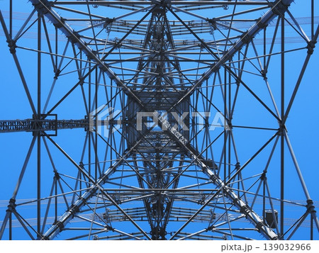 真下から見上げる鉄塔と青空（20260408090026） 139032966