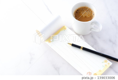 手紙 - 淹れたての美味しいコーヒーを飲みながら、一筆箋で手紙を書いているイメージ 139033006