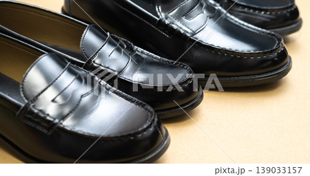 黒い革製ローファー4足 139033157