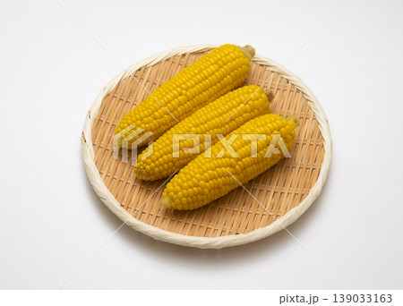 ざるに盛られたとうもろこし 139033163