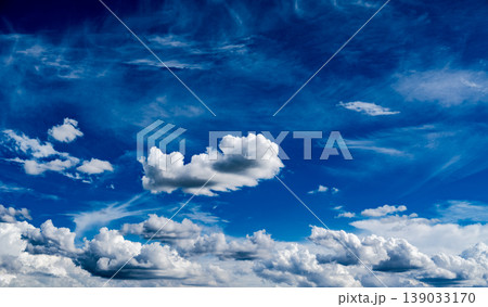 青空に浮かぶ白い雲 青空に浮かぶ白い雲 139033170