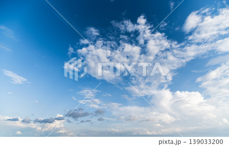 初夏の青空と白い雲 139033200