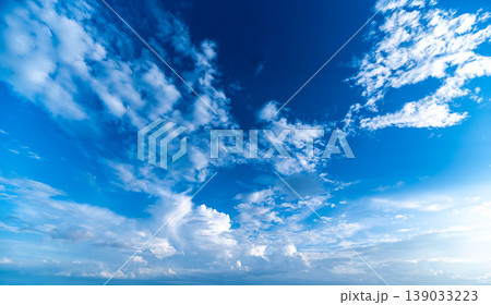 夏の青空と白い雲 139033223