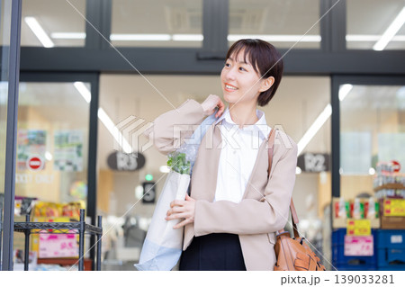 スーパーマーケットで買い物をしてお店から出て来た女性 139033281
