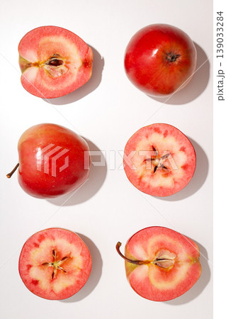 Red apples are arranged showing whole and cut pieces Red apples are arranged showing whole and cut pieces 139033284