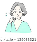 困っている年配女性 139033321