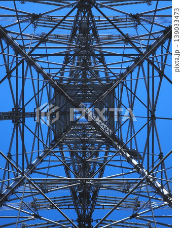 真下から見上げる鉄塔と青空(tate20260408090006) 真下から見上げる鉄塔と青空(tate20260408090006) 139033473