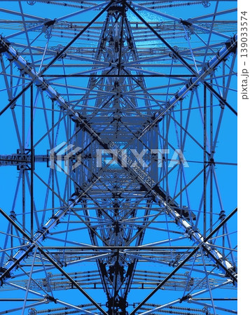 真下から見上げる鉄塔と青空（tate afr20260408090006） 139033574