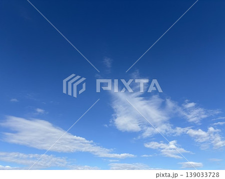 巻雲と積雲の変化に富む快晴の青空 139033728