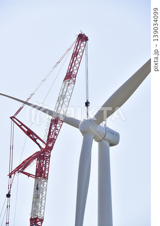春の北海道松前町で風力発電風車の敷設工事の風景を撮影 春の北海道松前町で風力発電風車の敷設工事の風景を撮影 139034099