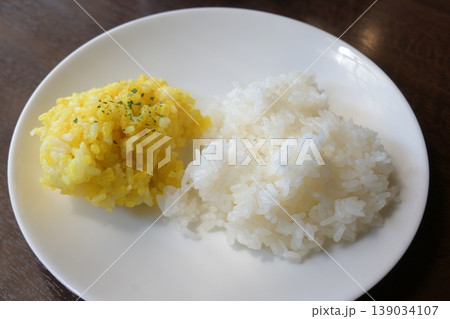 彩り豊かな二種のご飯 139034107