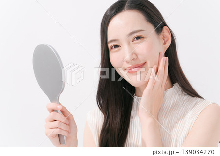 スキンケアをする女性 139034270
