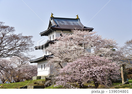 春の北海道松前町で松前城址公園の風景を撮影 139034801