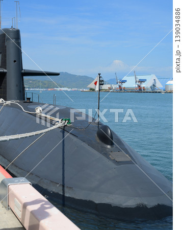 海上自衛隊おやしお型潜水艦と遠方の富士山 海上自衛隊おやしお型潜水艦と遠方の富士山 139034886