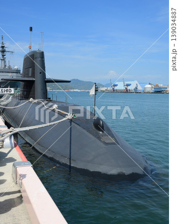 海上自衛隊おやしお型潜水艦と遠方の富士山 139034887