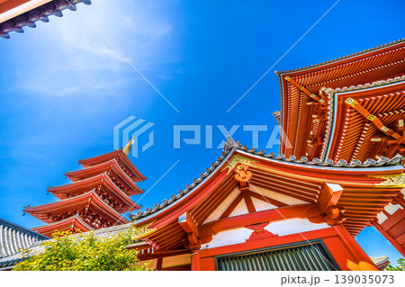 日本の東京都市景観4月12日。青空が広がる東京・浅草寺 日本の東京都市景観4月12日。青空が広がる東京・浅草寺 139035073