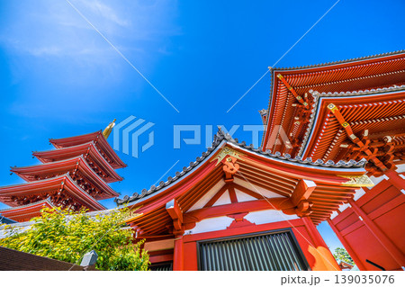 日本の東京都市景観4月12日。青空が広がる東京・浅草寺 日本の東京都市景観4月12日。青空が広がる東京・浅草寺 139035076