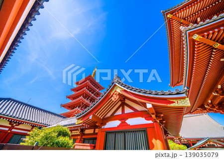 日本の東京都市景観4月12日。青空が広がる東京・浅草寺 日本の東京都市景観4月12日。青空が広がる東京・浅草寺 139035079