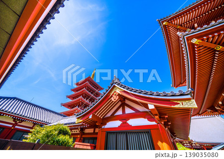 日本の東京都市景観4月12日。青空が広がる東京・浅草寺 139035080