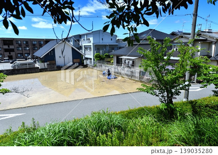 住宅街の田んぼの代掻き風景 住宅街の田んぼの代掻き風景 139035280