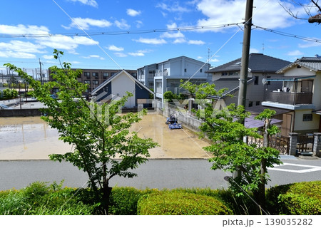住宅街の田んぼの代掻き風景 住宅街の田んぼの代掻き風景 139035282