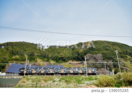 磯ノ浦海水浴場近くを走るめでたい電車(南海電鉄・加太線) 【和歌山県和歌山市】 磯ノ浦海水浴場近くを走るめでたい電車(南海電鉄・加太線) 【和歌山県和歌山市】 139035285