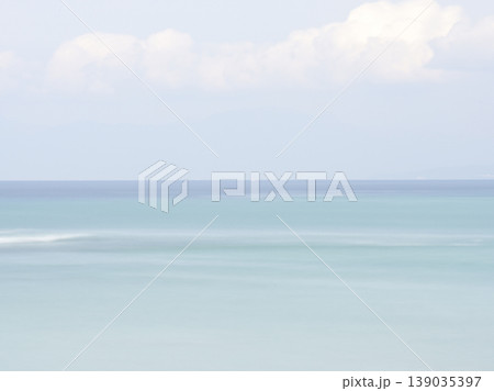 初夏の静かな海 スローシャッターで表現した青のグラデーション背景 初夏の静かな海 スローシャッターで表現した青のグラデーション背景 139035397