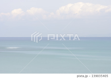 初夏の静かな海 スローシャッターで表現した青のグラデーション背景 初夏の静かな海 スローシャッターで表現した青のグラデーション背景 139035405