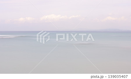 初夏の静かな海 スローシャッターで表現した青のグラデーション背景 初夏の静かな海 スローシャッターで表現した青のグラデーション背景 139035407