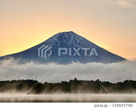 田貫湖から見る富士山と流れる雲 139035798