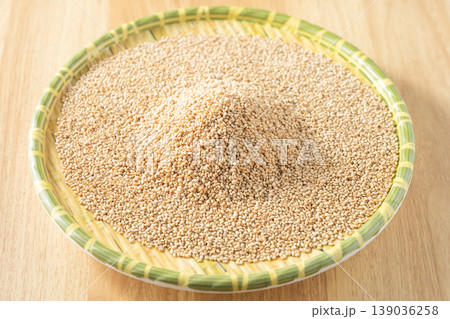 White sesame seeds White sesame seeds 139036258