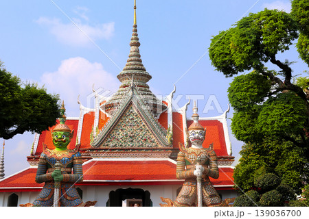 Two Colorful Giant Yaksha statues, guarding the entrance of Buddhist Temple of Dawn Wat Arun, sightseeing landmark of Bangkok, Thailand. Topic of summer vacation, relaxing, travel, trip, cruises, tour 139036700