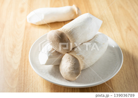 King oyster mushroom 139036789