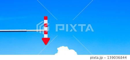 夏の青空と冬の劣悪な交通環境を考えて道路に設置された矢羽根 夏の青空と冬の劣悪な交通環境を考えて道路に設置された矢羽根 139036844