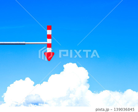 夏の青空と冬の劣悪な交通環境を考えて道路に設置された矢羽根 139036845