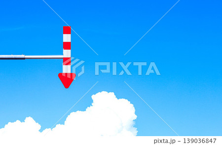 夏の青空と冬の劣悪な交通環境を考えて道路に設置された矢羽根 夏の青空と冬の劣悪な交通環境を考えて道路に設置された矢羽根 139036847