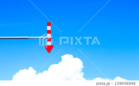 夏の青空と冬の劣悪な交通環境を考えて道路に設置された矢羽根 夏の青空と冬の劣悪な交通環境を考えて道路に設置された矢羽根 139036848