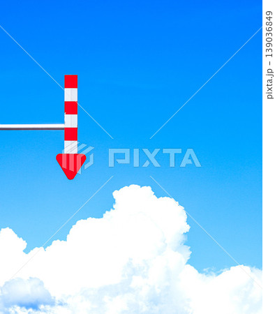 夏の青空と冬の劣悪な交通環境を考えて道路に設置された矢羽根 139036849