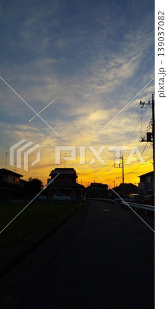 夕暮れの空と街のシルエット　黄金色に染まる夕焼け 139037082