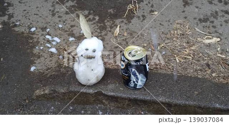 雪だるまとコーヒー缶 冬の温かいひととき 雪だるまとコーヒー缶 冬の温かいひととき 139037084