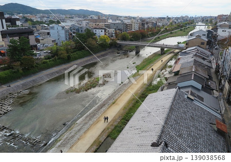 京都市内:四条大橋西詰のビル屋上から眺めた鴨川の景観 京都市内:四条大橋西詰のビル屋上から眺めた鴨川の景観 139038568