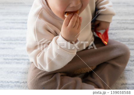 お菓子を食べる赤ちゃん お菓子を食べる赤ちゃん 139038588