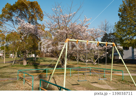 春の公園遊具・ブランコと桜 春の公園遊具・ブランコと桜 139038711