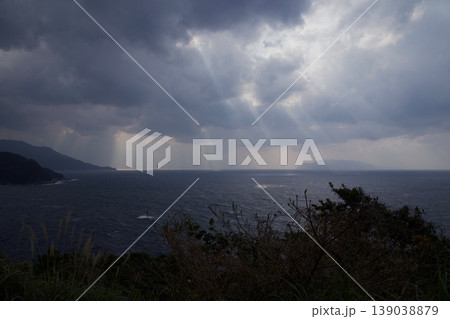 屋久島の海に降りる天使の梯子 屋久島の海に降りる天使の梯子 139038879