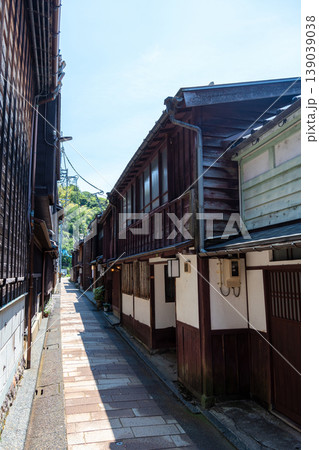 Traditional wooden alleys in Higashi-chaya, Kanazawa, Japan Traditional wooden alleys in Higashi-chaya, Kanazawa, Japan 139039038