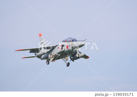 着陸態勢の第303飛行隊のT-4 着陸態勢の第303飛行隊のT-4 139039171