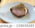 皿にのった桜餅 139039285