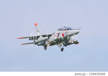 着陸態勢の第303飛行隊のT-4 139039300