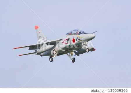着陸態勢の第303飛行隊のT-4 着陸態勢の第303飛行隊のT-4 139039303