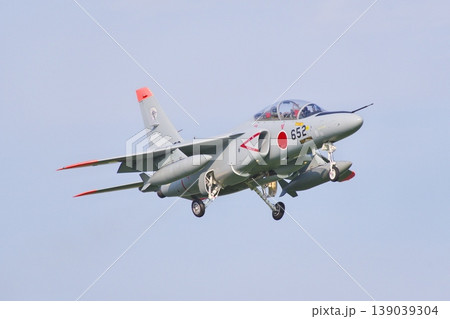 着陸態勢の第303飛行隊のT-4 139039304